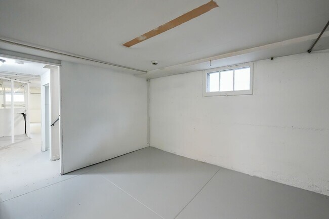 Building Photo - Check out this gem in Schnitzelburg!!