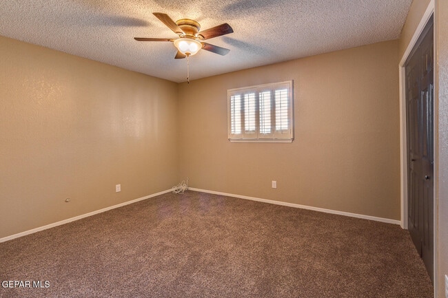 Building Photo - 5572 Fernwood Cir