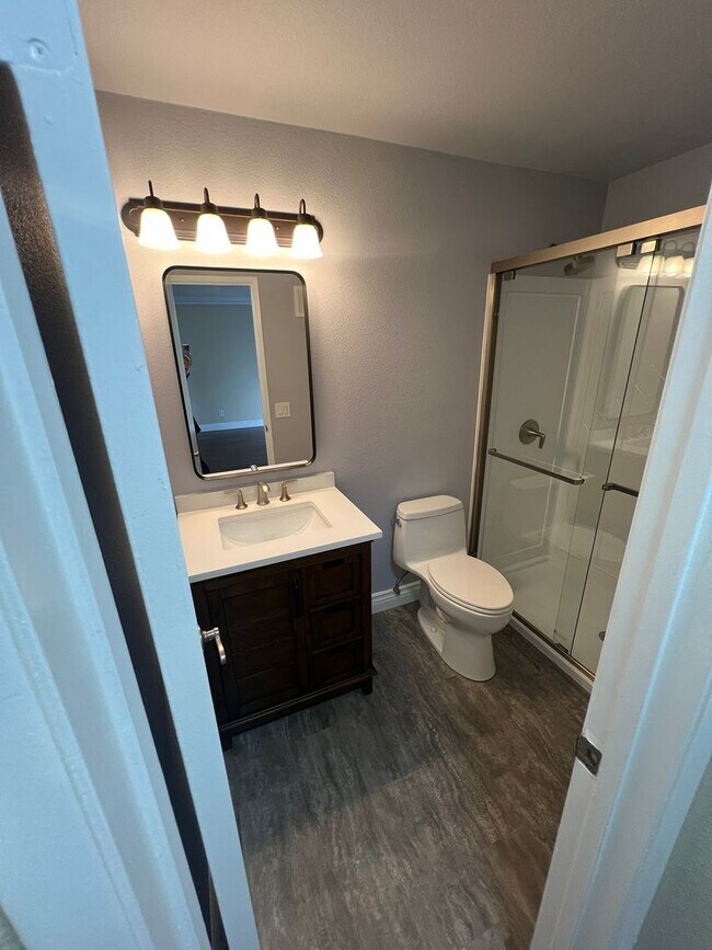 Building Photo - 1/2 off 1st month's rent! 2 Bedroom, 2 Bath & 2 Parking Spaces.