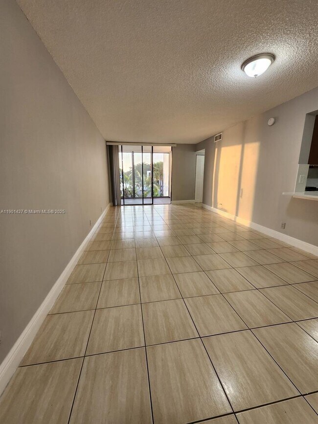 Building Photo - 212 Lake Pointe Dr