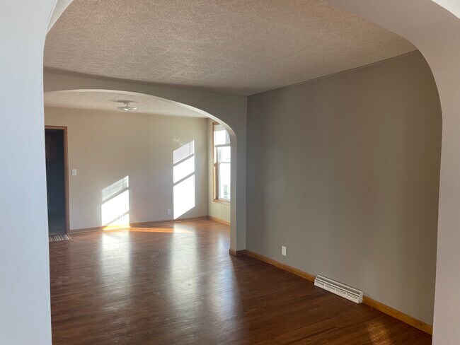 Building Photo - 556 E 5th St