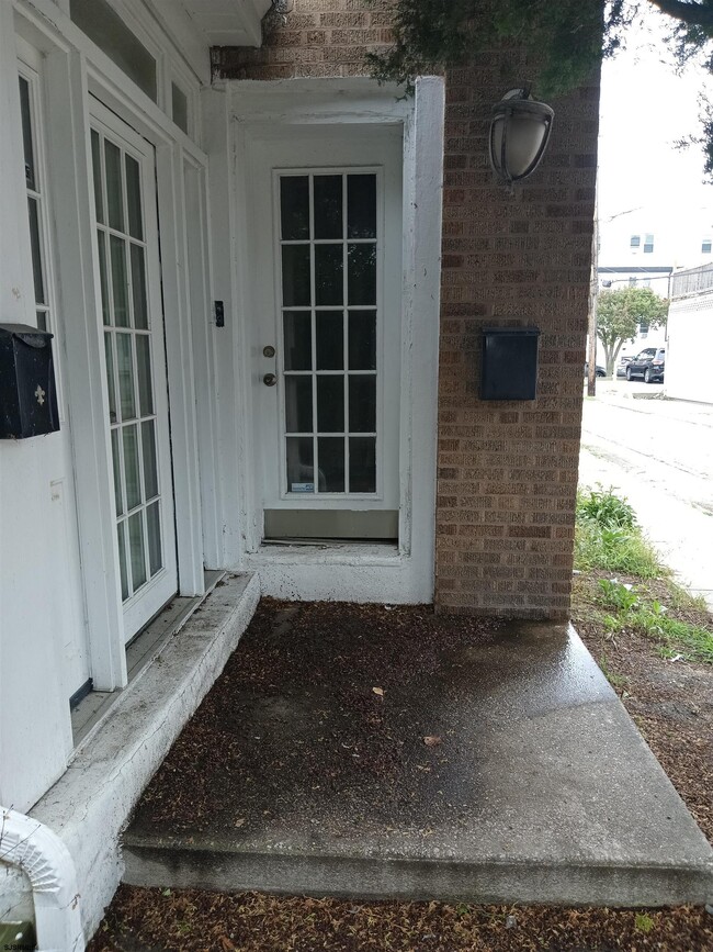 Primary Photo - 1 N Parker Ave