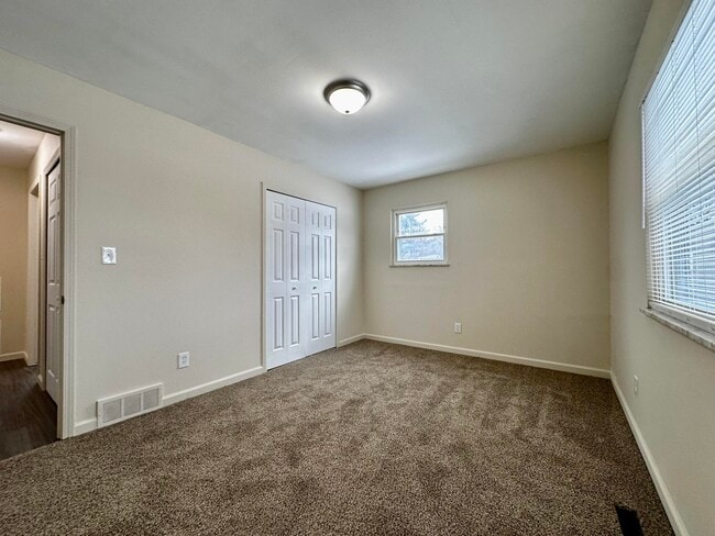 Building Photo - 61 /63 Maplecrest Dr