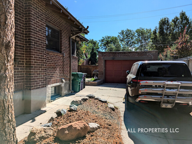 Building Photo - 2042 Dexter St