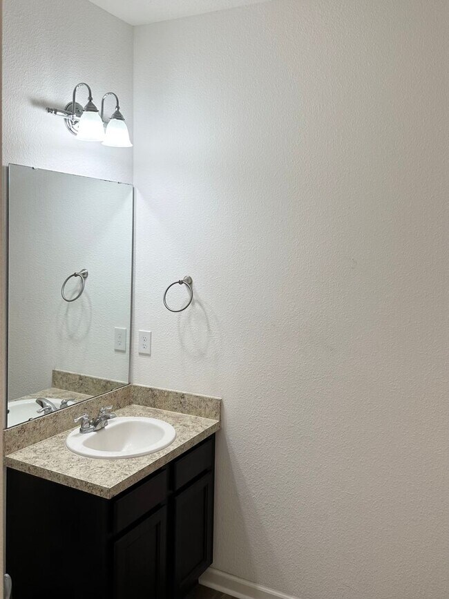 Building Photo - Private Back Yard! - 3 Bedroom 2 Bathroom ...