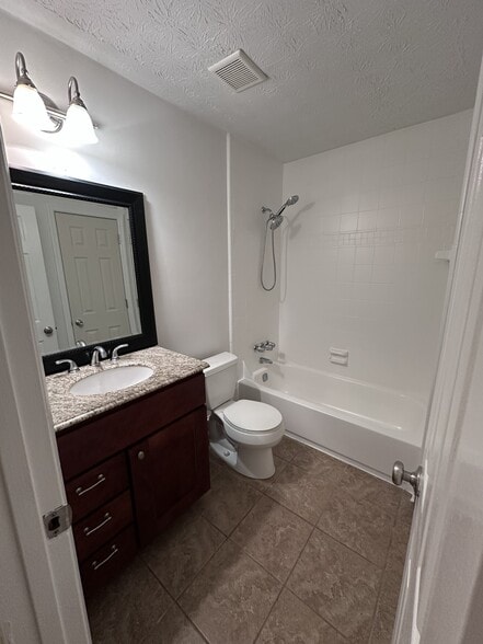 Building Photo - 2953 Lexington Trace Dr SE