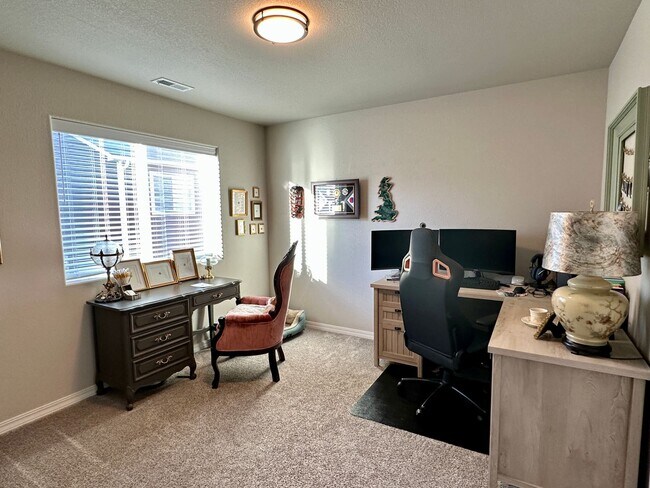 Building Photo - FANTASTIC 3BD/2.5BA w/ A/C in Patriot Park