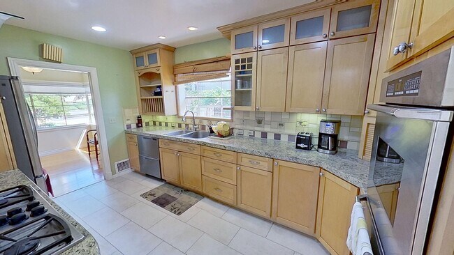 Building Photo - Amazing and Spacious 3 bed / 2 bath home! ...