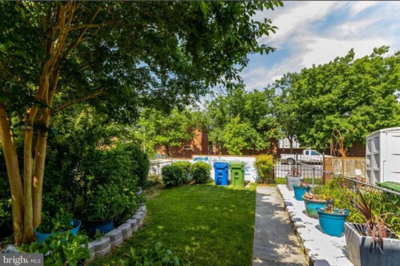 Building Photo - 1812 N Spring St