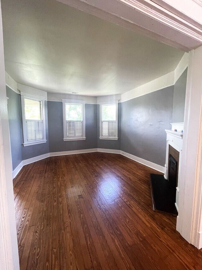Building Photo - 3 Bedroom 2 Bathroom Baldwin Park upstairs unit 1 off street parking