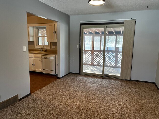 Building Photo - 3 Bed/3 Bath with Fenced in Yard!