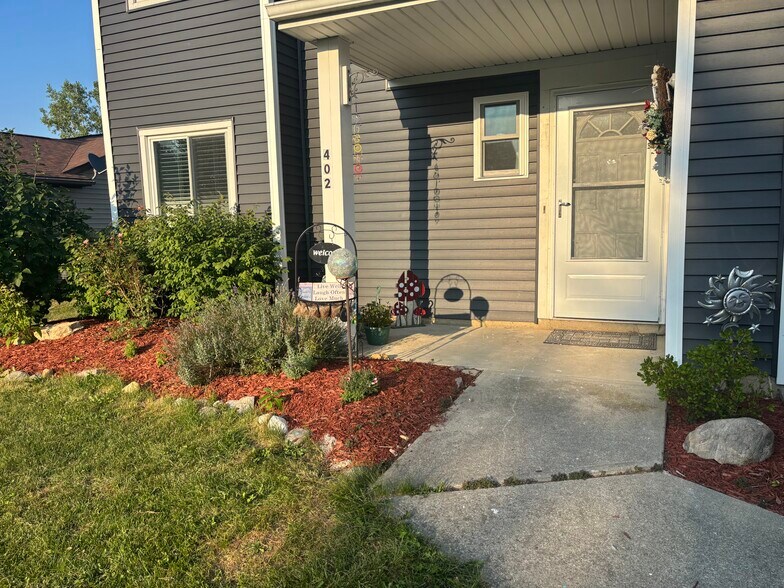 Front - 402 Granada Dr