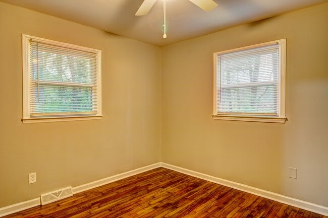Building Photo - 210 Scarlett Ln