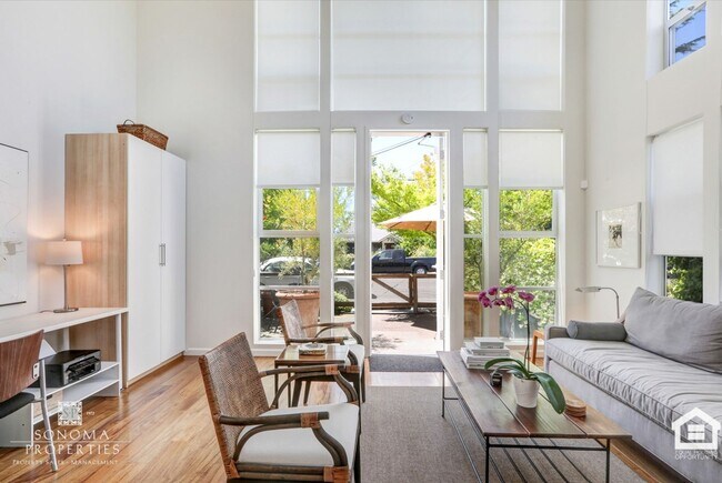 Building Photo - Modern 1BD/2BA Loft Just Minutes from Down...