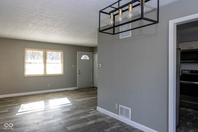 Building Photo - 372 Redbud Pl