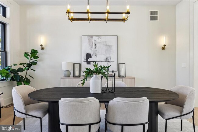 Building Photo - 4428 Albemarle St NW