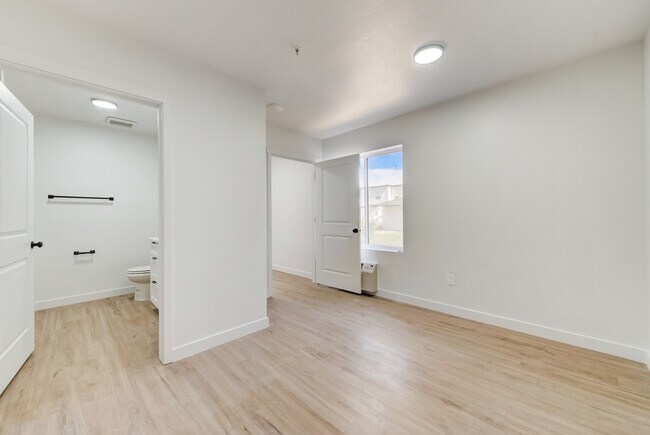 Building Photo - 404 E 5600 S