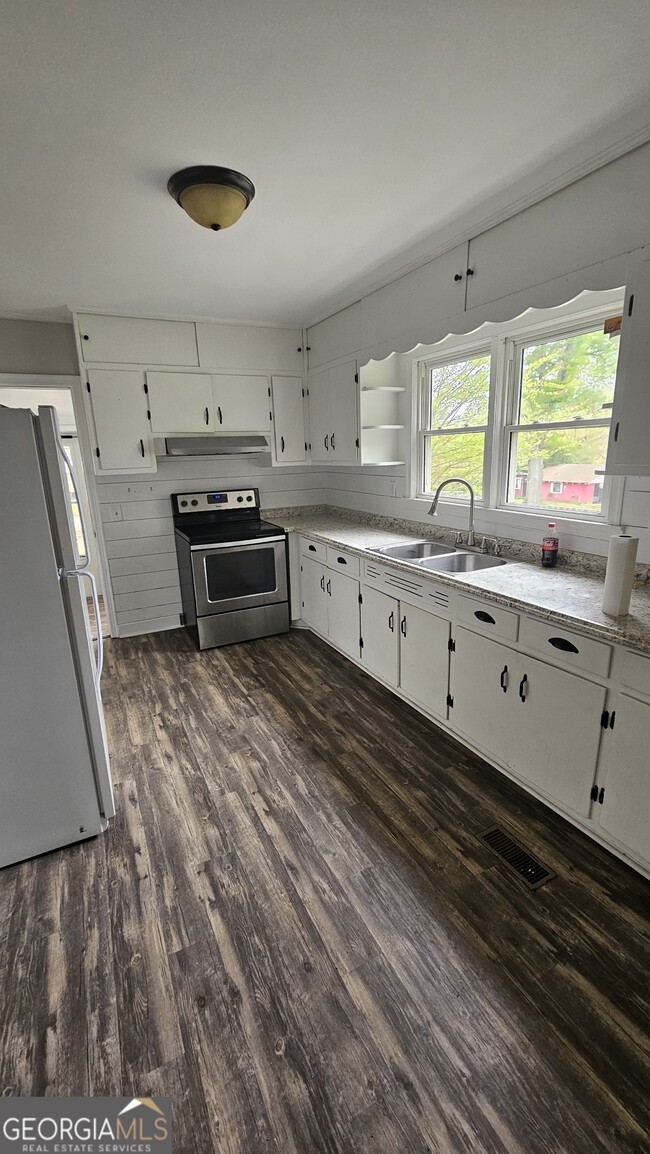 Building Photo - 500 N Lee St