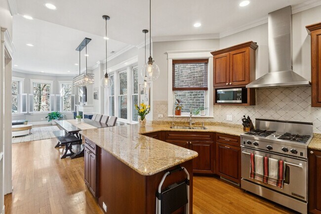 Building Photo - 2044 N Sheffield Ave