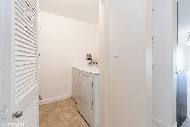 Building Photo - 5758 N California Ave