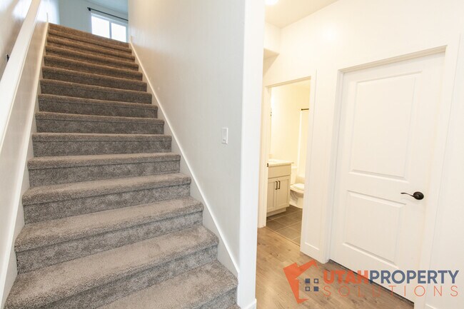 Building Photo - 468 S 700 W