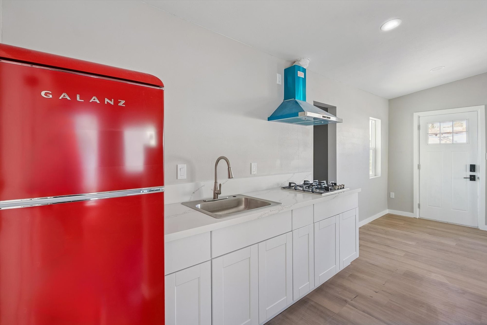 Building Photo - 890 E Ash St