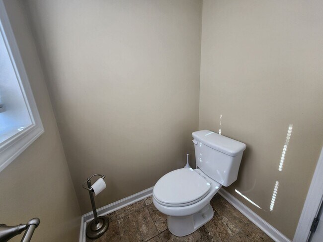 Building Photo - 3 Bedroom 2 Bath home in Newnan, GA Large Wooded Lot - Rural Setting