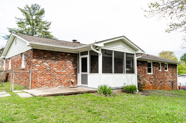 Building Photo - 4200 Crestfield Rd
