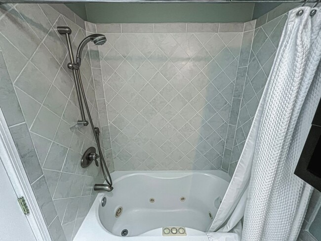 Building Photo - Bright And Relaxing 2 Bed 2 Bath Partially Furnished Home in Beautiful Franklin Farm Foundation