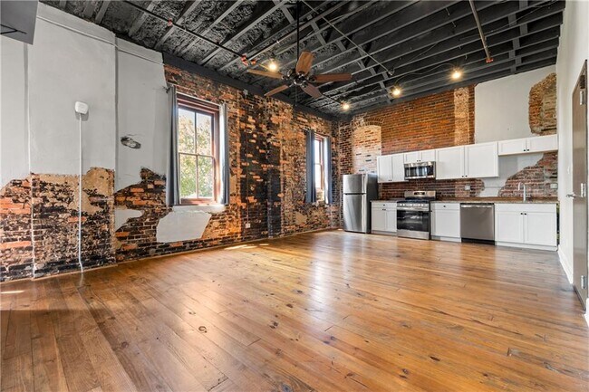 Building Photo - 558 St Francis St