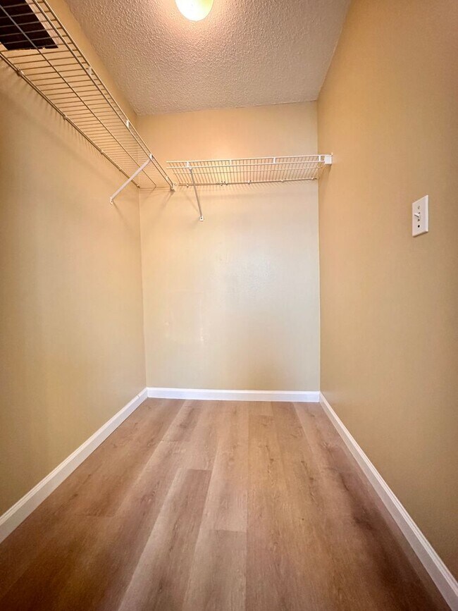 Building Photo - Newly Renovated Third Floor 1B/1B Unfurnis...