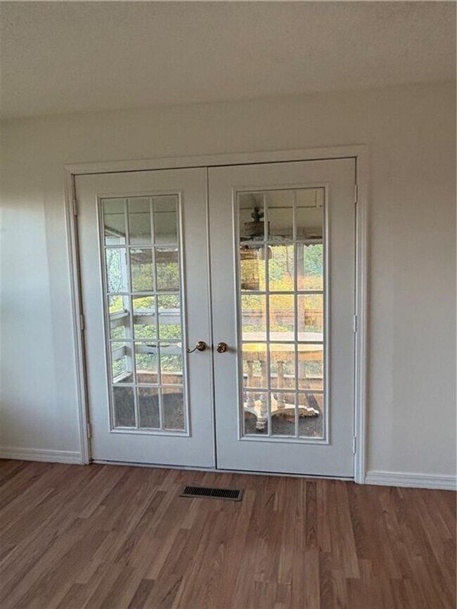 Building Photo - Spacious 4 bedroom, 2.5  bath house near B...