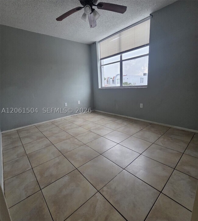 Building Photo - 4241 W 10th Ln