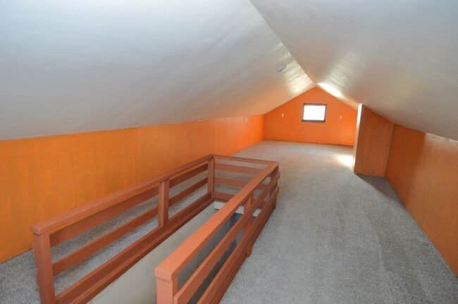 Building Photo - Spacious 4 Bed 2 Bath Home Lots of Storage