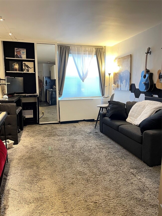 Building Photo - 855 E Broadway