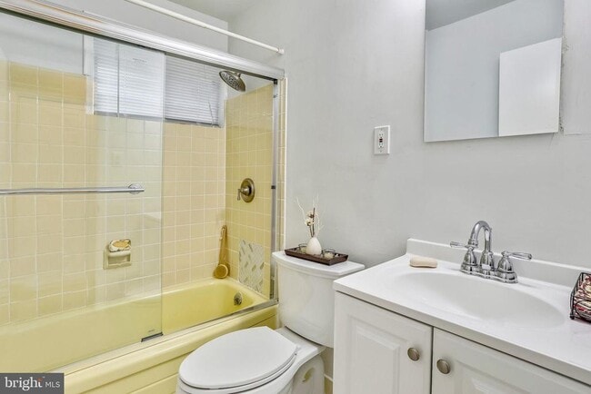 Building Photo - 6048 Rossmore Dr