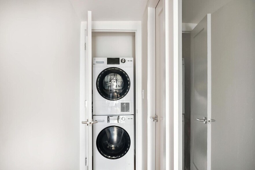 Building Photo - 335 E 22nd St