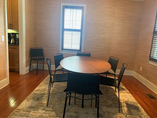 Building Photo - Charming Home