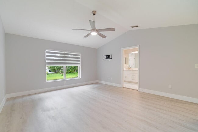 Building Photo - 205 River Bluff Ln