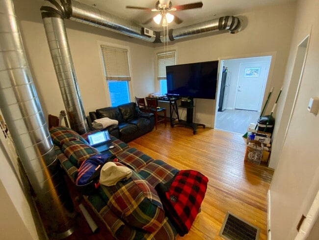 Building Photo - 5 bedroom /2 bath Mins. from UC for $750/pp ($3750/mo)! Off-Street Parking included!