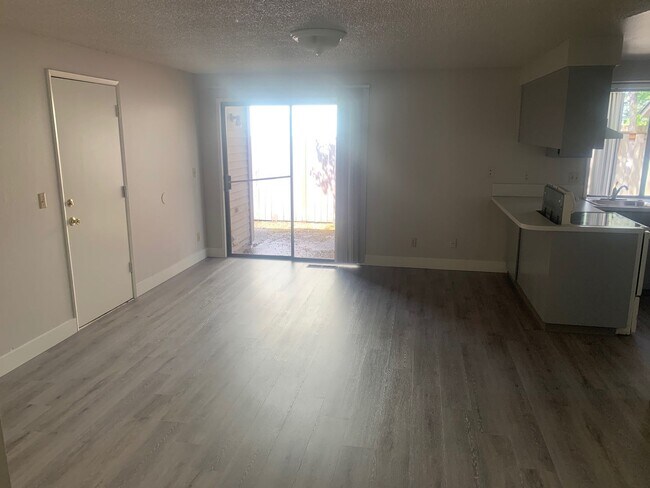 Building Photo - Conveniently Located Single Level