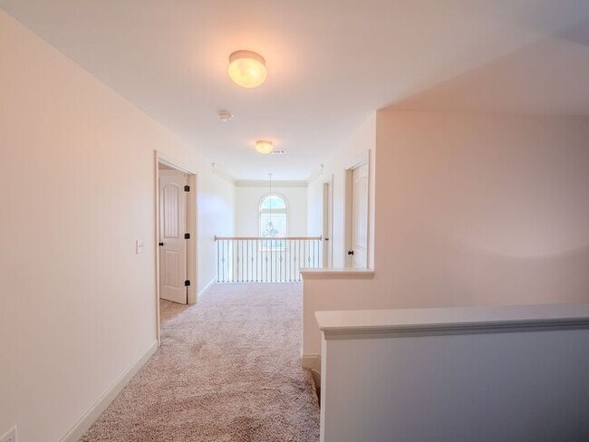 Building Photo - 512 Watercourse Way
