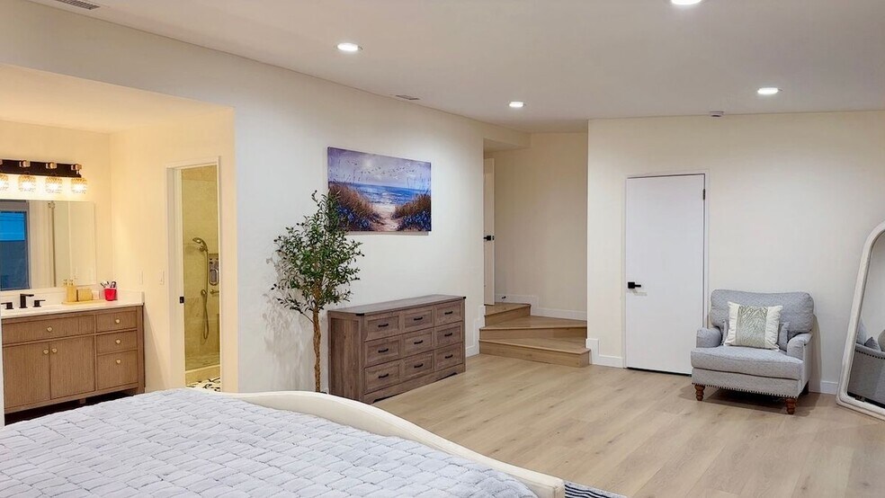 Building Photo - 9092 La Linda Ave