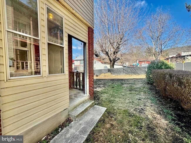 Building Photo - 210 Pear St