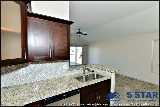 Building Photo - 14945 Tierra Escape Ave