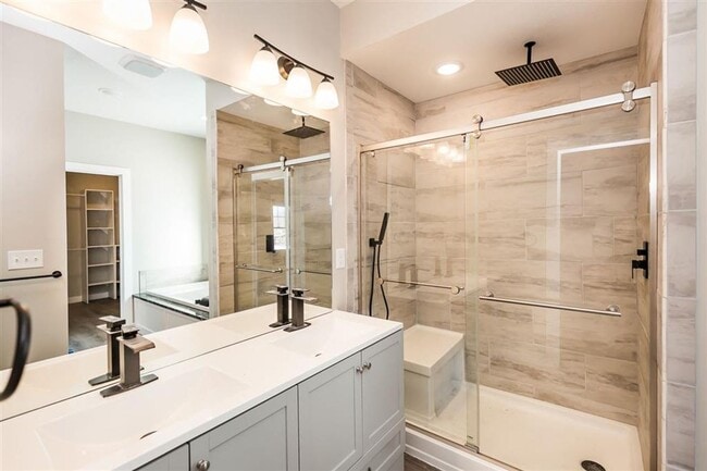 Building Photo - Stunning Home, Great Neighborhood!