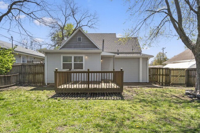 Building Photo - REMODELED 3 Bed | 1 bath | FENCED IN YARD ...
