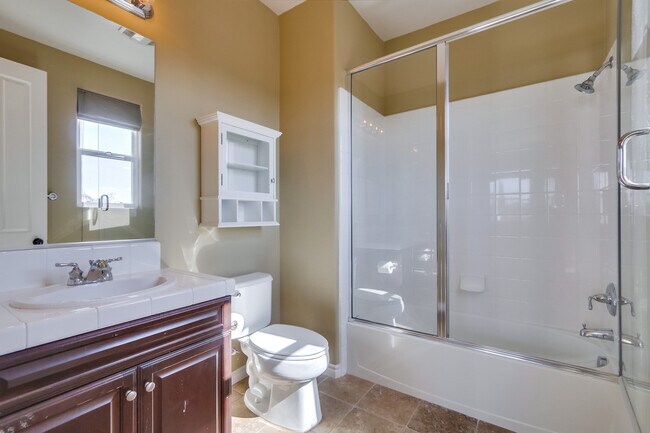Building Photo - Beautiful 4 bedroom, 4.5 bathroom Home in the Varadero Community