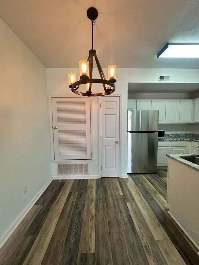 Building Photo - 2BR/2BA Updated Condo in Prospect Glen Vil...