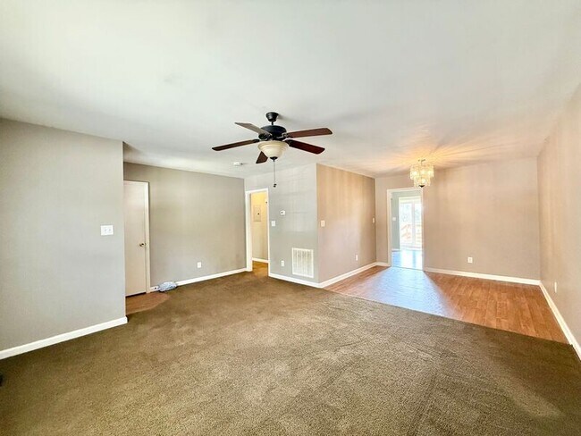 Building Photo - 542 Loop Rd